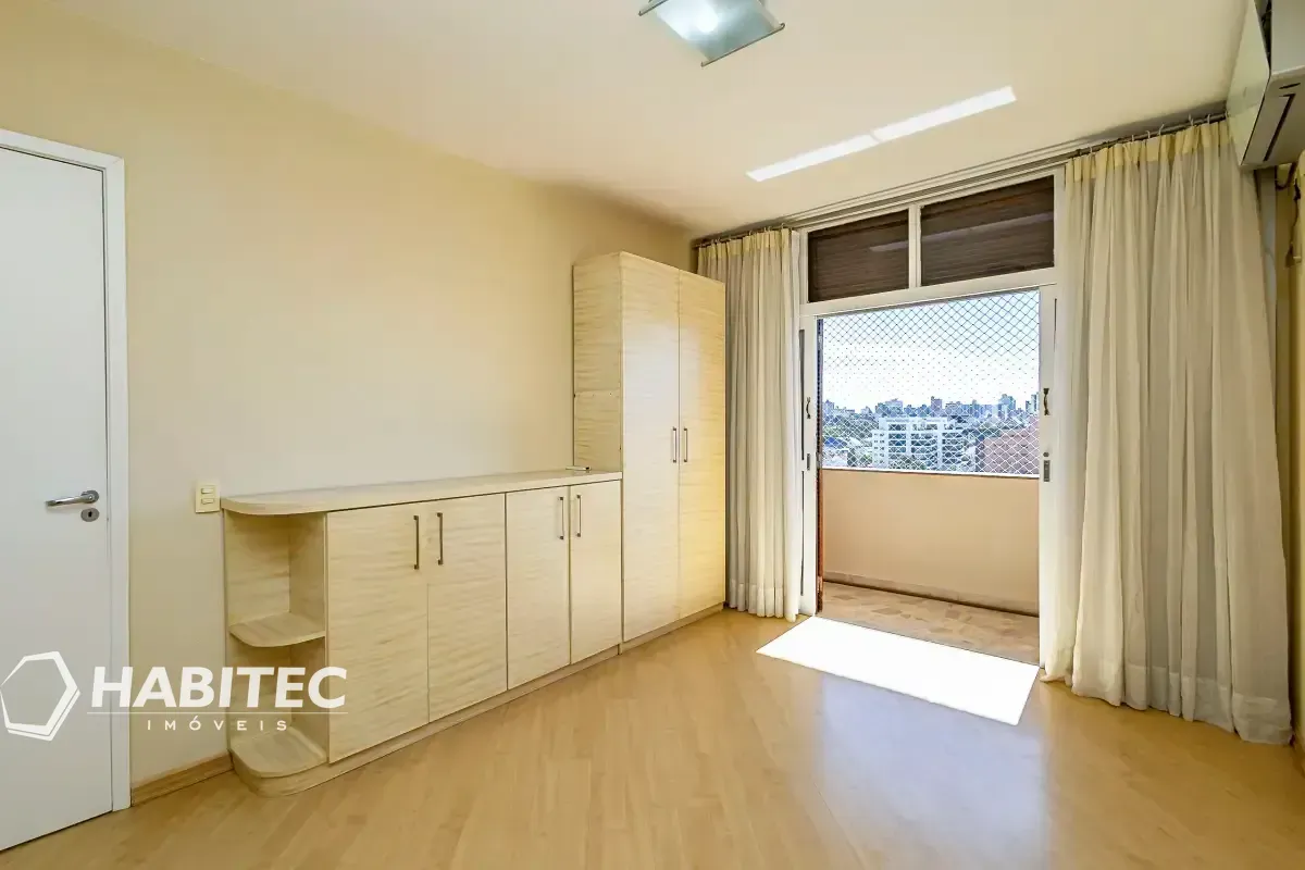 4-bedroom apartment with 2 bathrooms and a balcony — photo 28