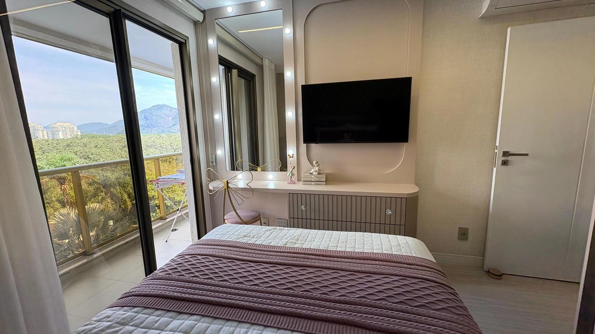 Jacuzzi in a 5-bedroom apartment, 217 m² — photo 18