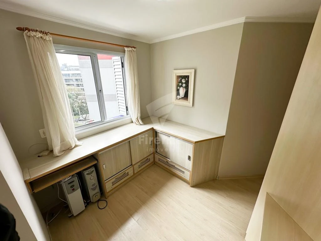 Glass-enclosed balcony in a 3-bedroom apartment, 113 m² — photo 10