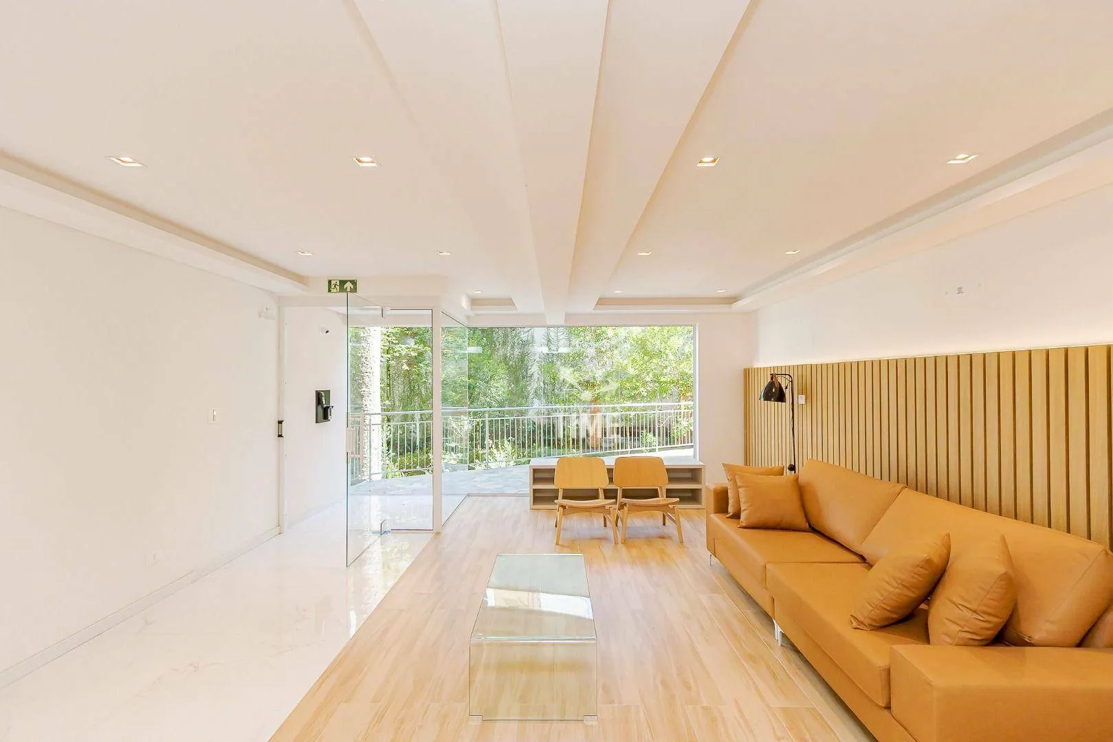 Balcony with a grill in a 3-bedroom apartment, 107 m² — photo 33