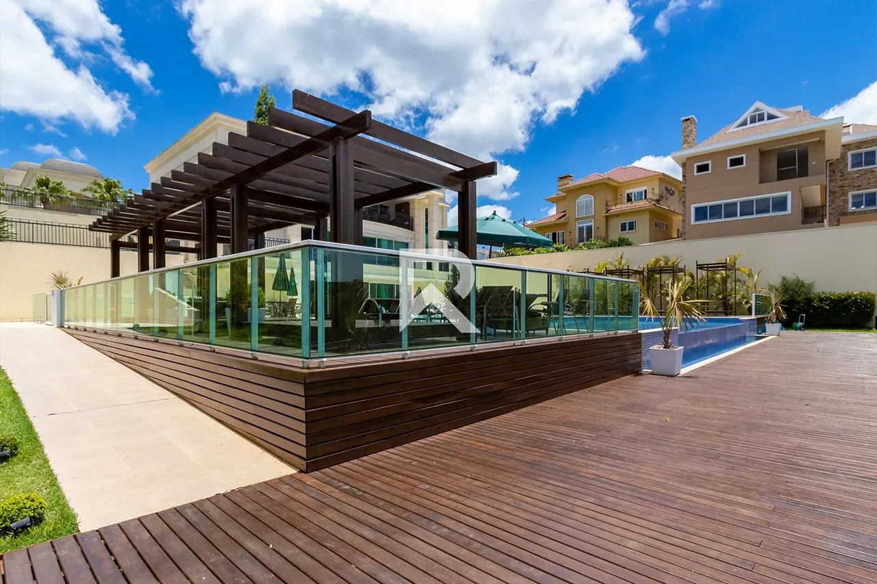 Furnished house with 4 bedrooms and 302 m² and a garden — photo 41
