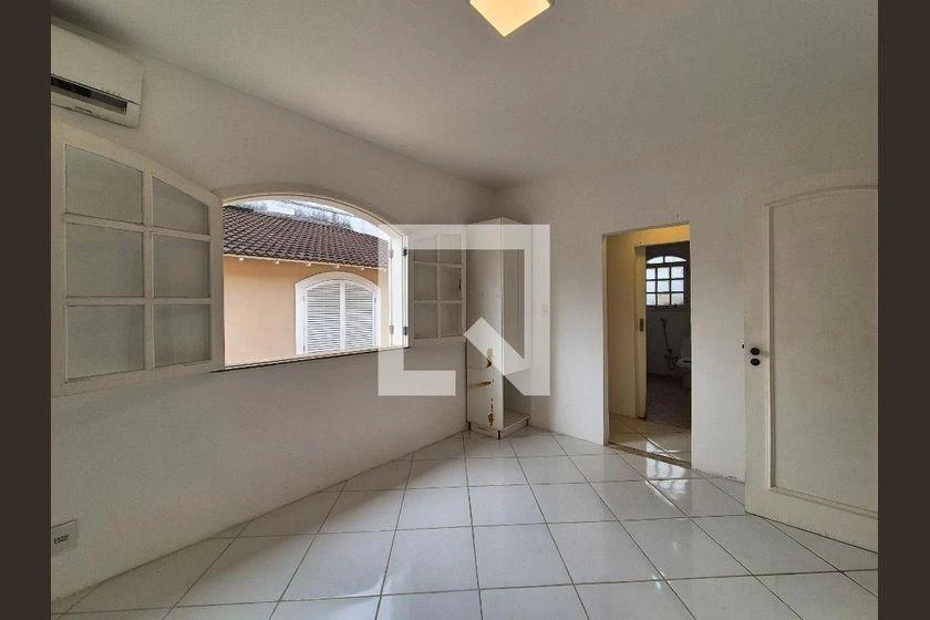 600 m² house with a washing machine and a home office — photo 22