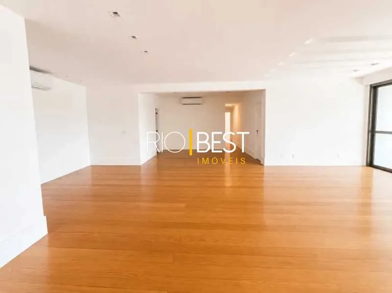 Unfurnished 4-bedroom apartment with open-plan kitchen — photo 8