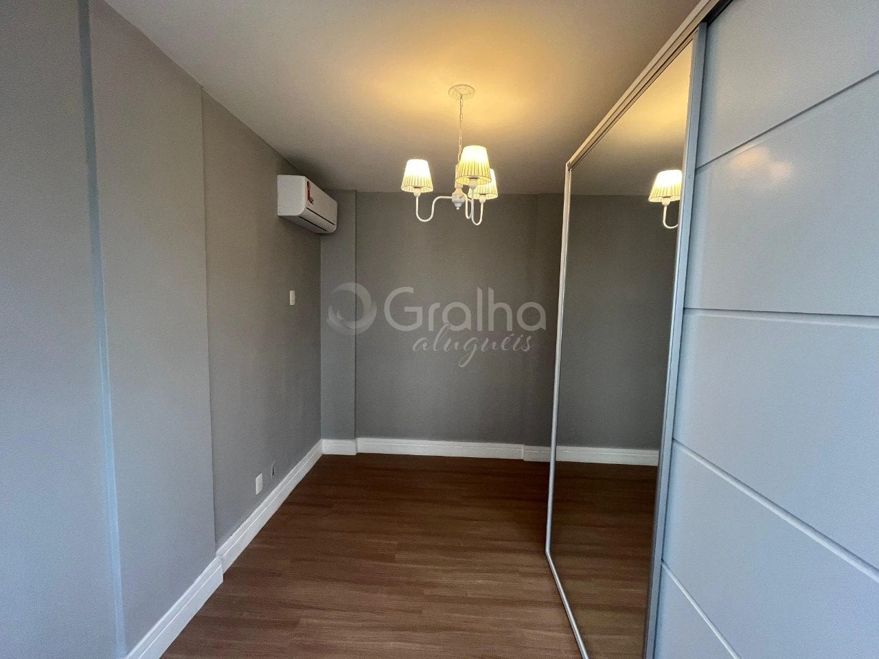 Apartamento com piso de madeira ou laminado, Centro — photo 19