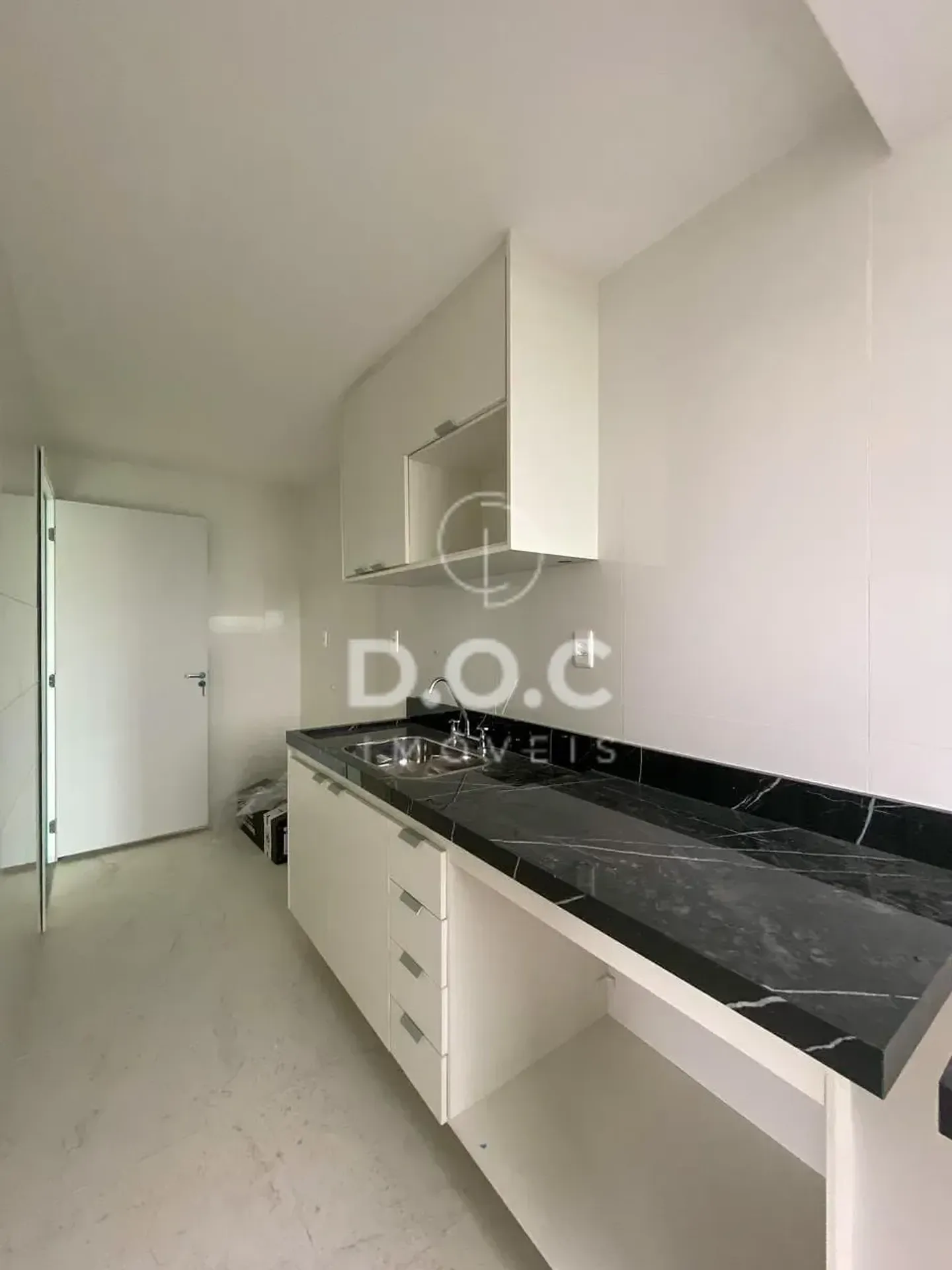Balcony with a grill in a 2-bedroom apartment, 70 m² — photo 25