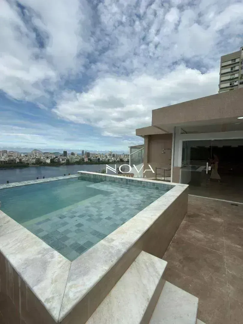 Apartment with balcony and 4 bedrooms and 4 bathrooms