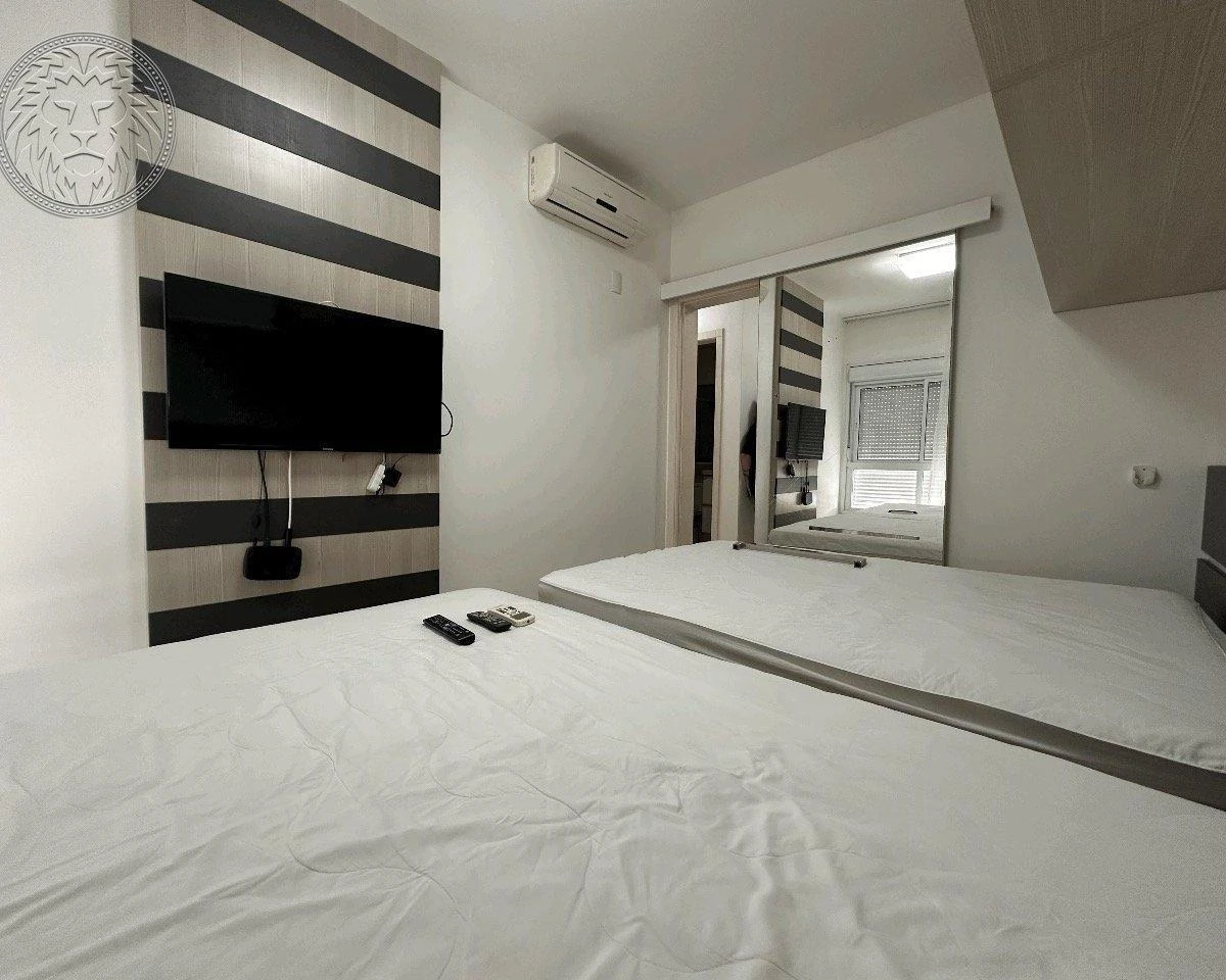 Balcony with a grill in a 2-bedroom apartment, 91 m² — photo 9