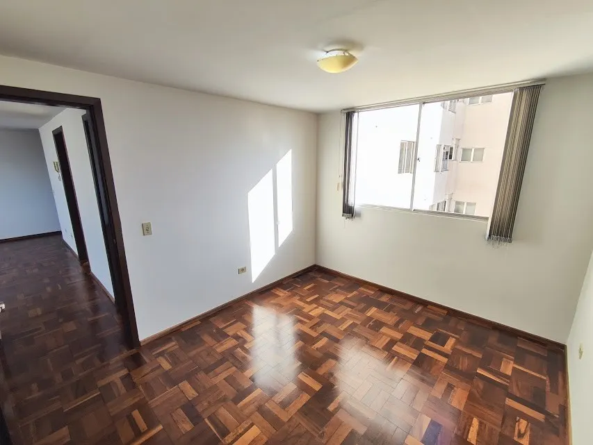 2-bedroom apartment with wood or laminate floors in Curitiba — photo 4