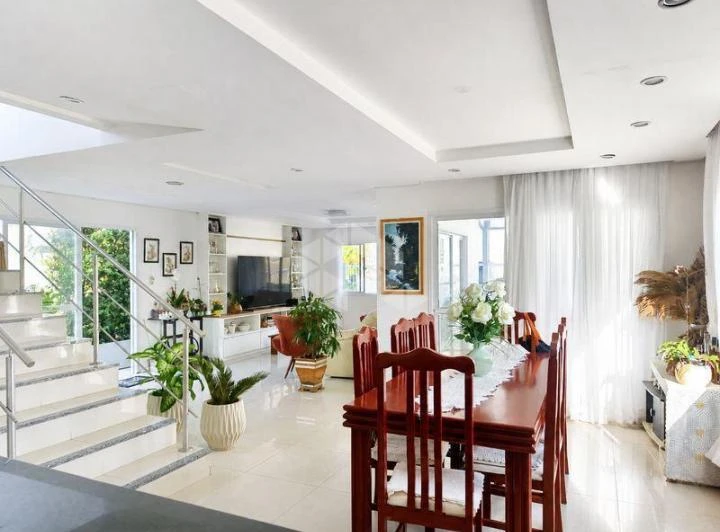 Furnished home with 4 bedrooms and open-plan kitchen — photo 4