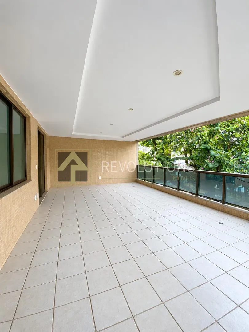 3-bedroom apartment with wood or laminate floors — photo 15