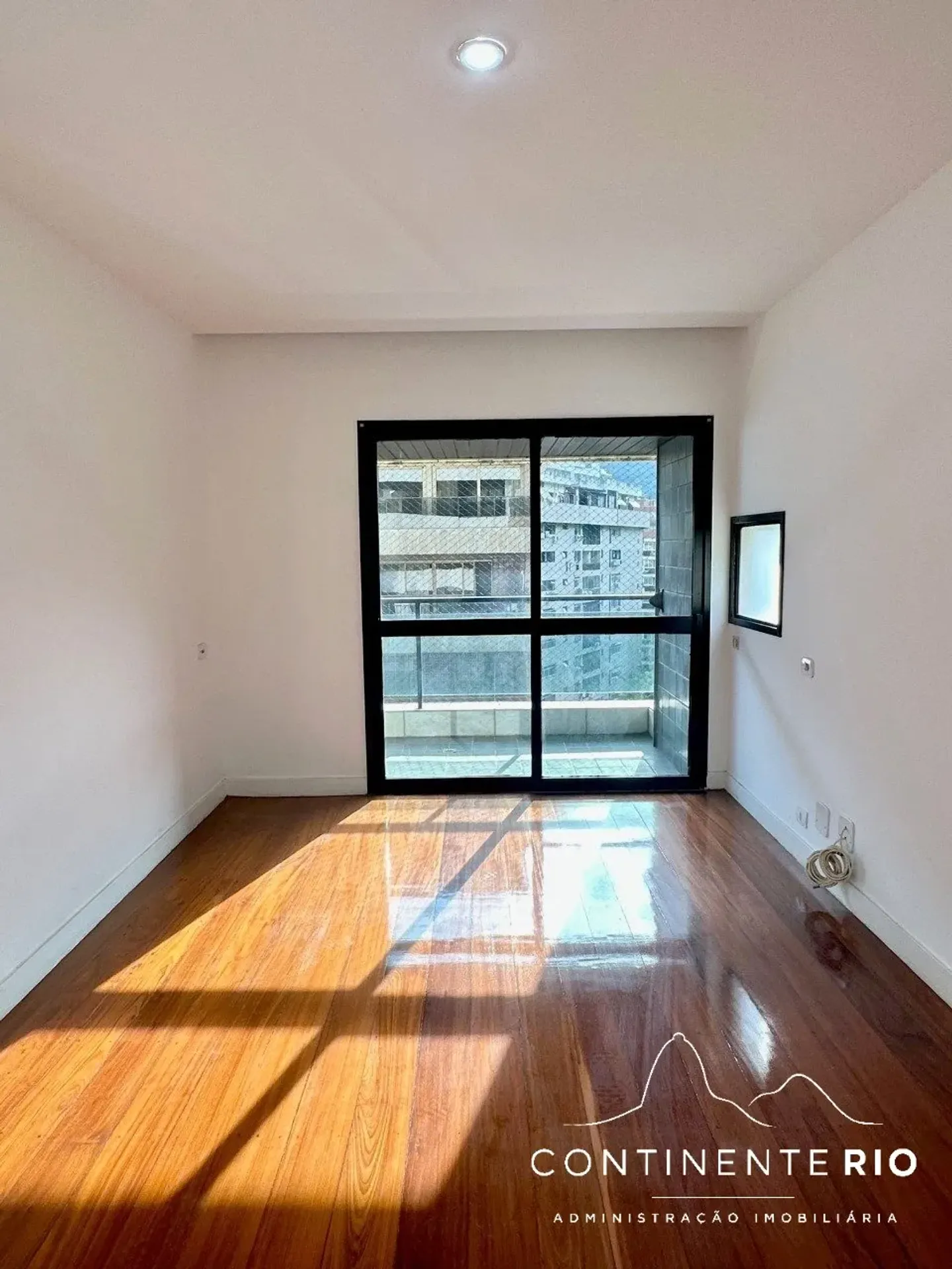 Apartamento con 4 dormitorios y balcón acristalado — photo 23