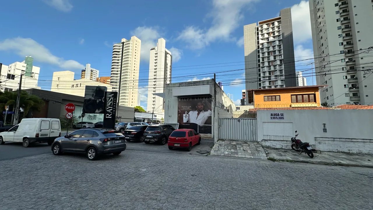 Unfurnished house with 3 bedrooms and 4 bathrooms