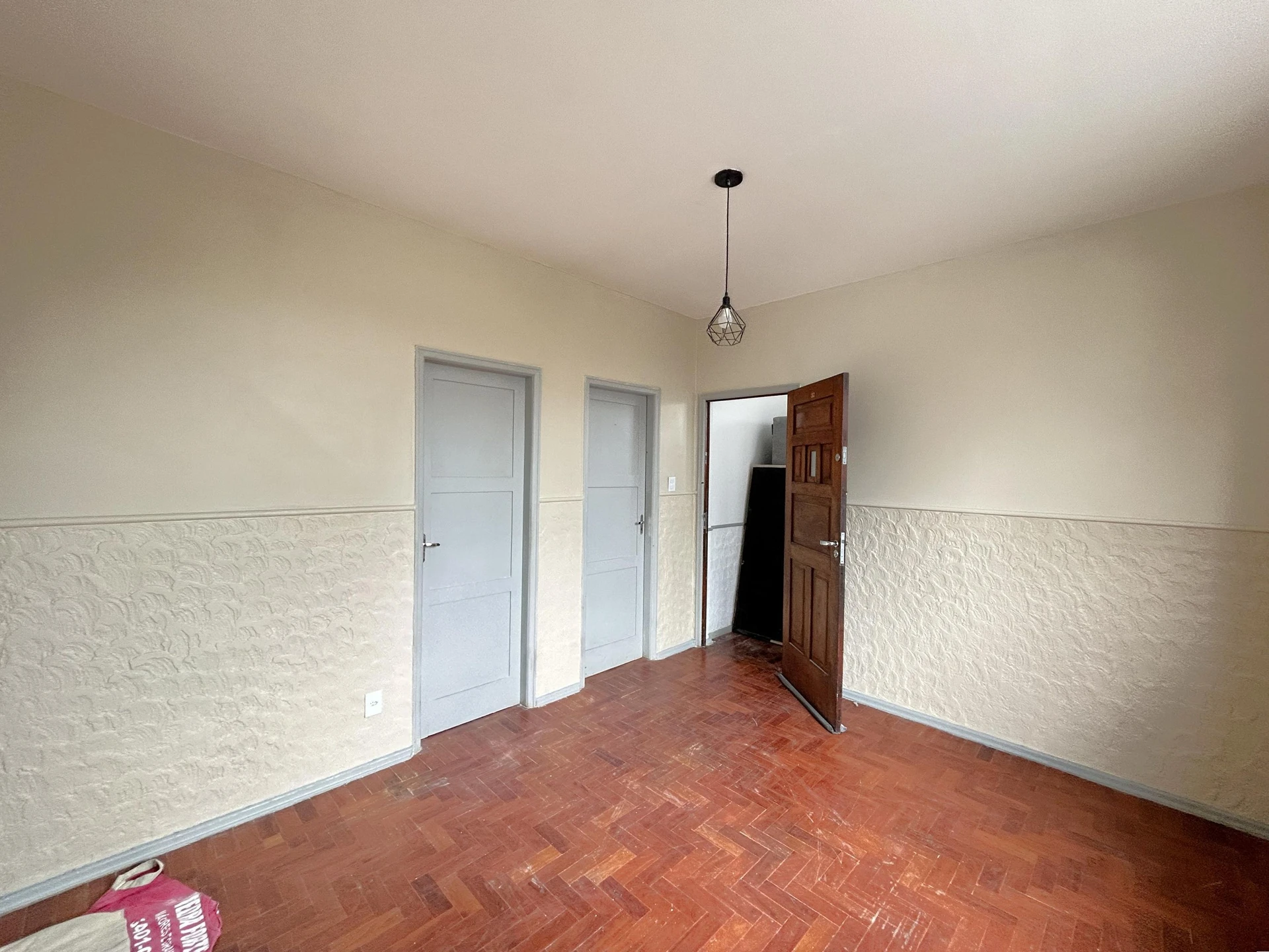 Casa de 2 quartos com piso de madeira ou laminado — photo 29