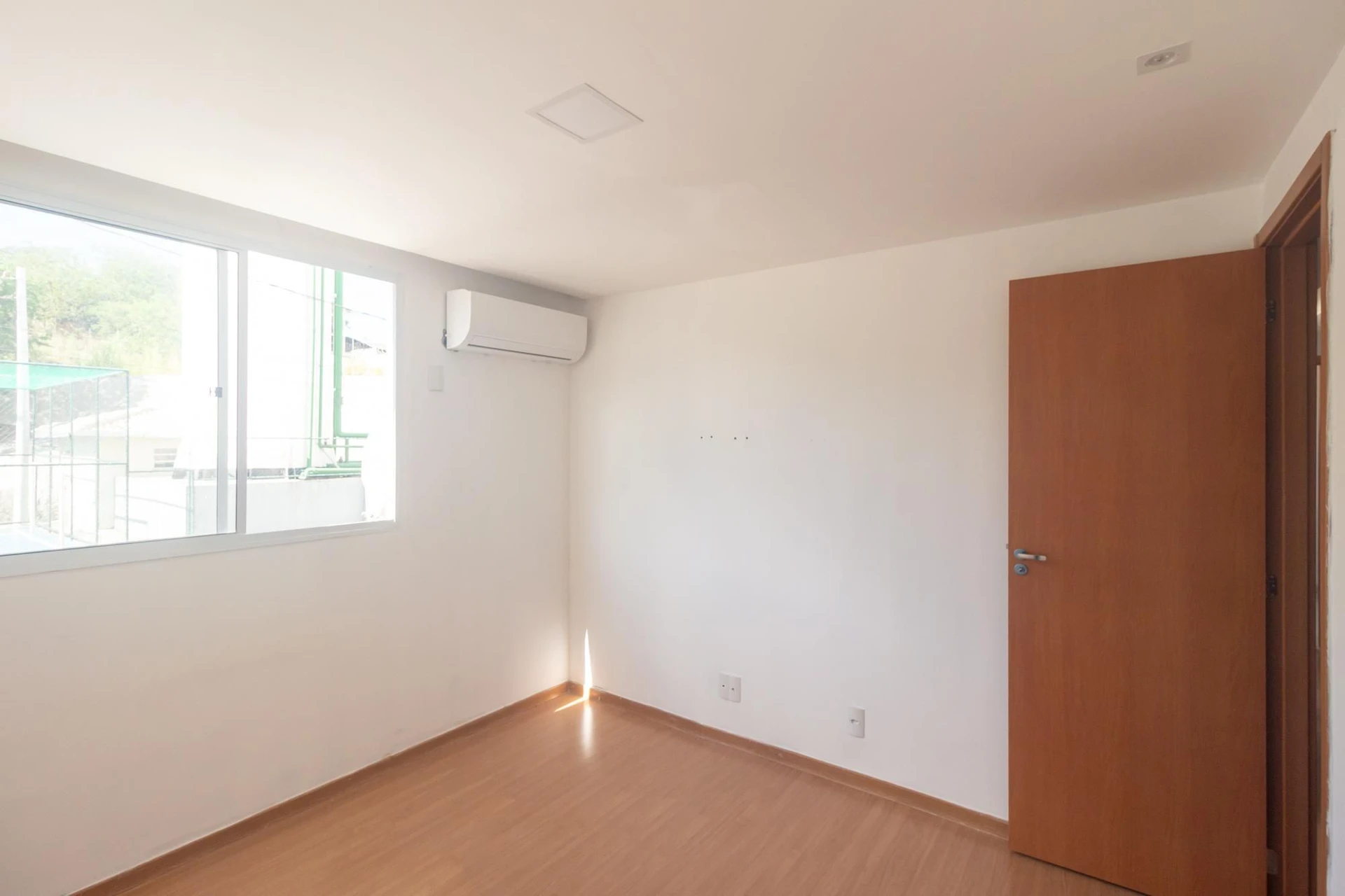 2-bedroom apartment with a laundry area — photo 3