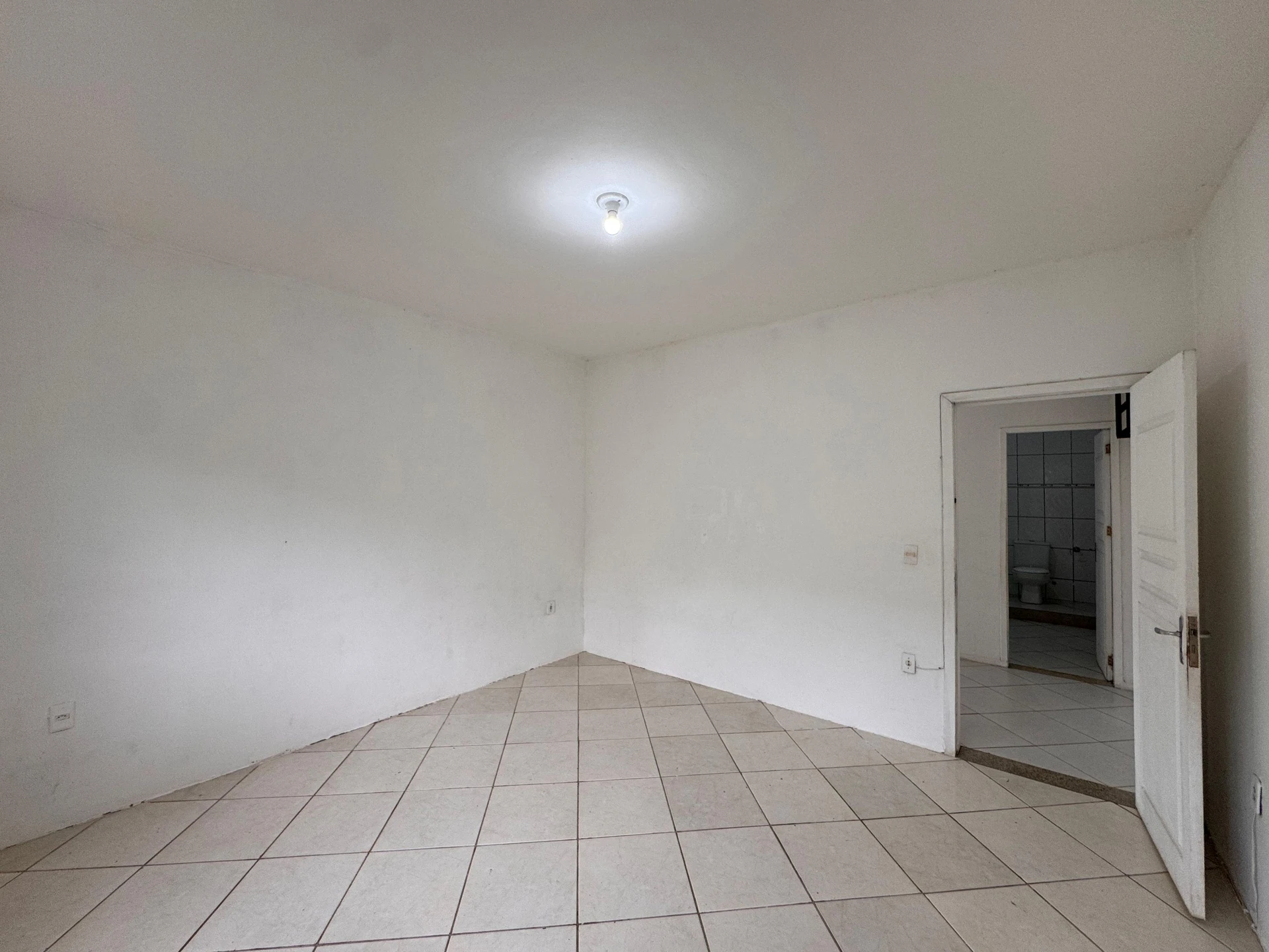2-bedroom house with 1 bathroom no parking — photo 17