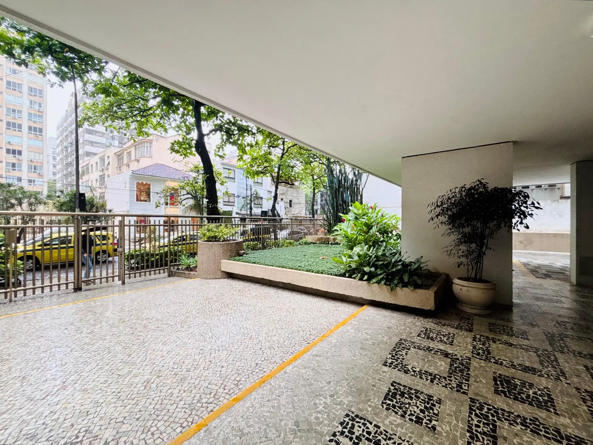 Apartment, 92 m², with wood or laminate floors — photo 41