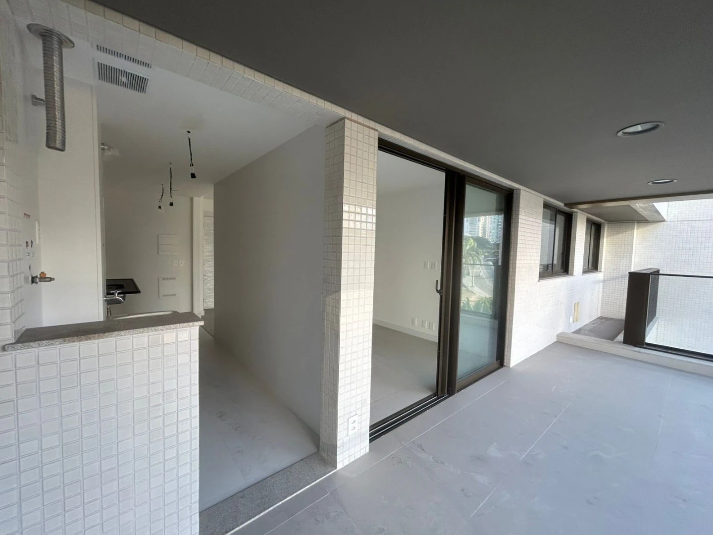 2-bedroom apartment with suite and glassed balcony — photo 8