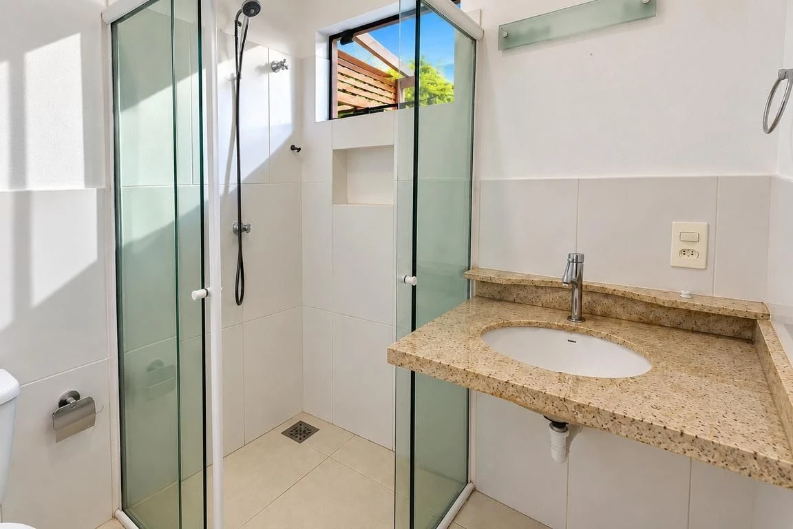 Balcony with a grill in a 2-bedroom house, 130 m² — photo 11