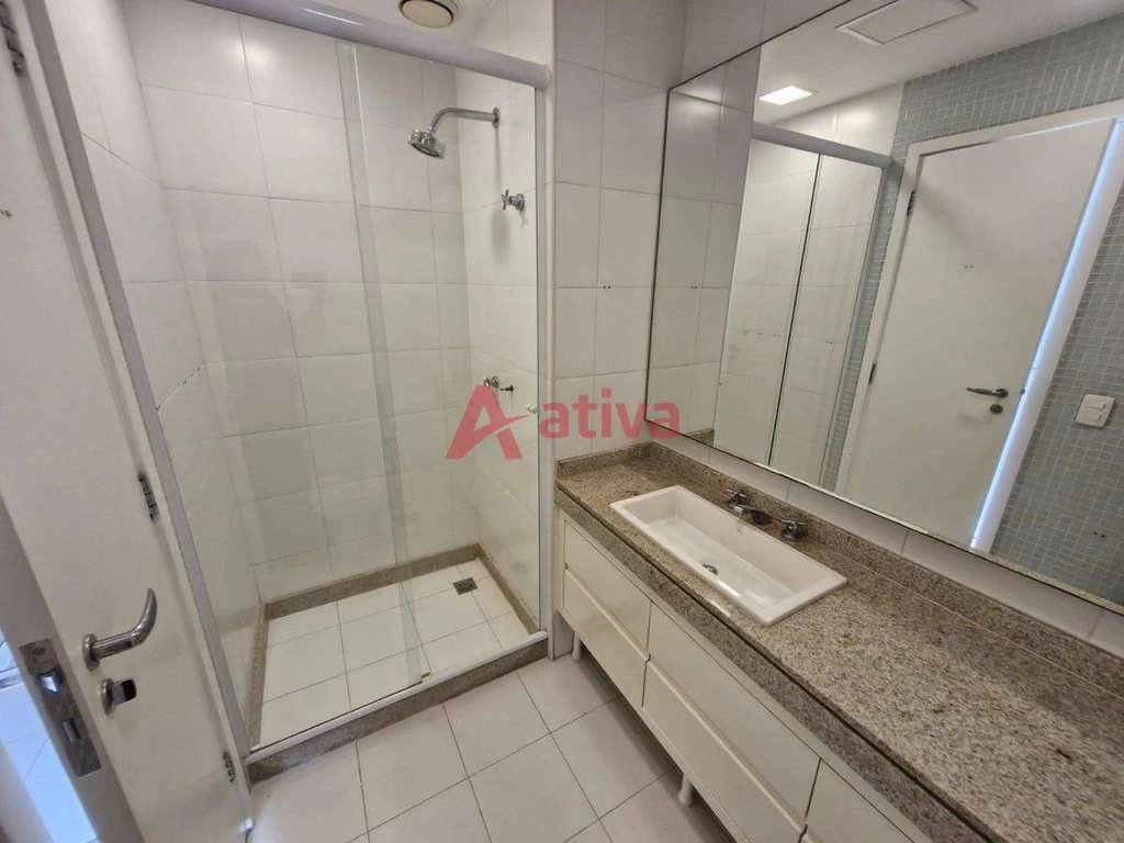 260 m² apartment with 4 en-suite bedrooms and laundry area — photo 8