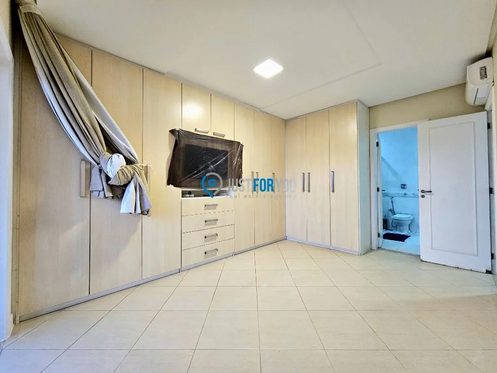 House with 5 bedrooms, 300 m² and a closed gas kitchen — photo 23