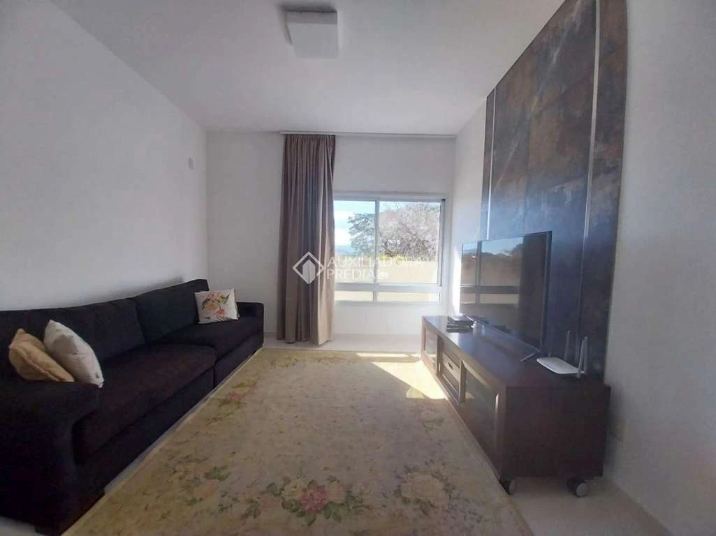 Casa com 4 quartos, 3 banheiros e 4 vagas de garagem — photo 2