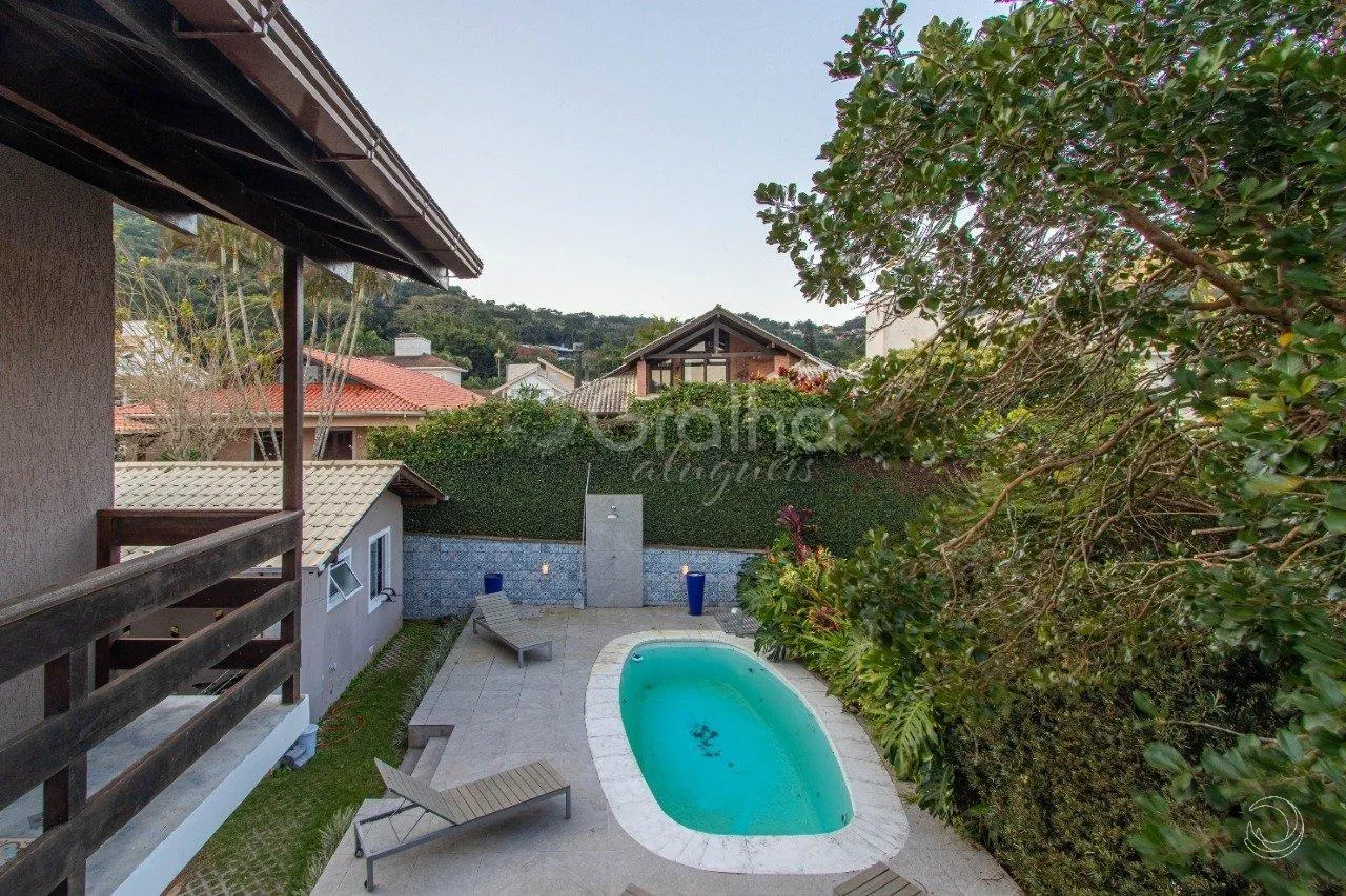 5-bedroom house with a fireplace in Florianópolis — photo 23