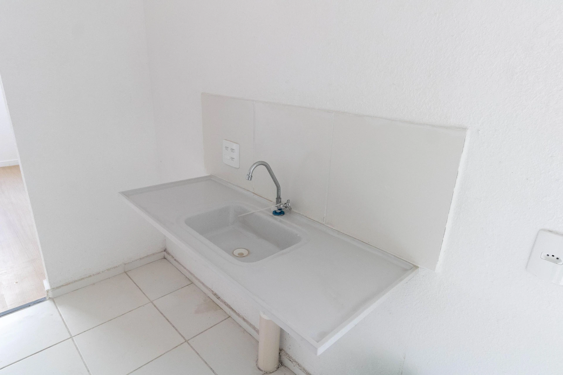 Unfurnished 2-bedroom apartment with no parking — photo 5