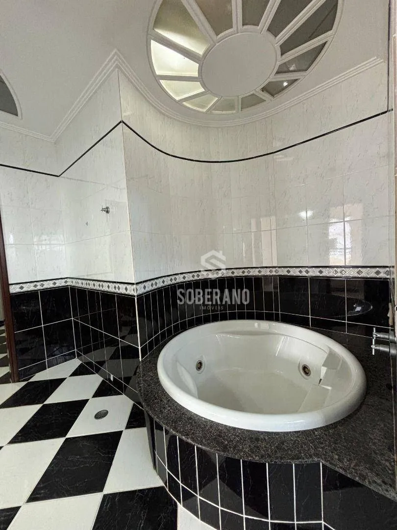House with 6 bedrooms and 720 m² plus 4 parking — photo 25