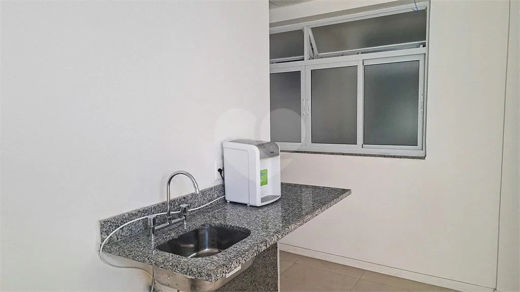 Glass-enclosed balcony in a one-bedroom apartment, 68 m² — photo 6