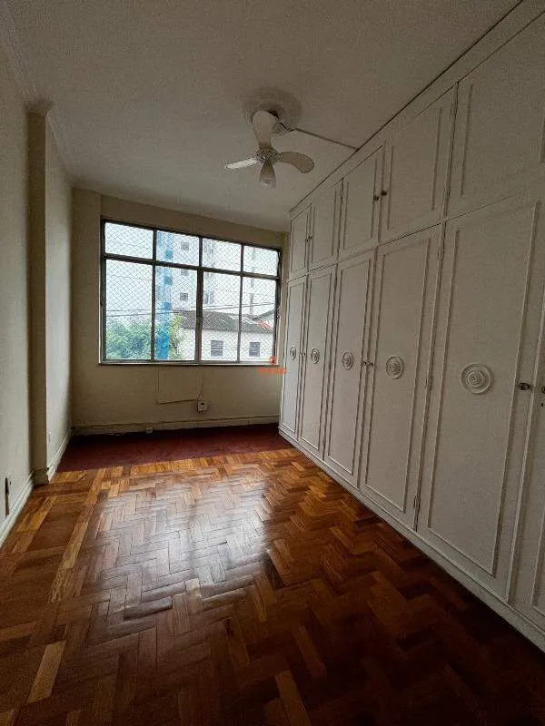 2-bedroom apartment with wood or laminate floors — photo 3