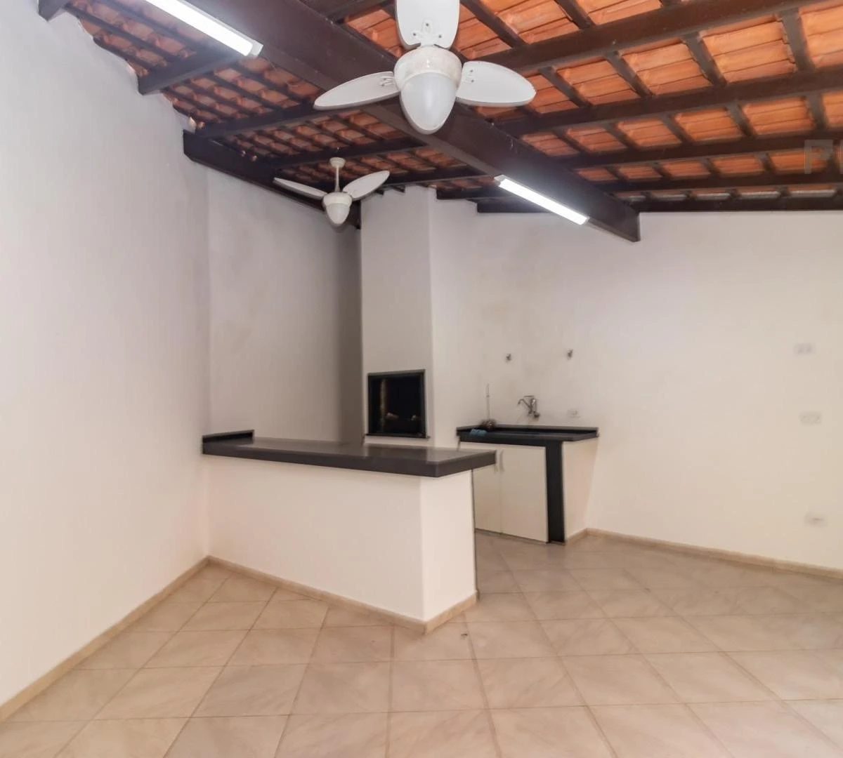 4-bedroom house with a bathtub in Curitiba — photo 31