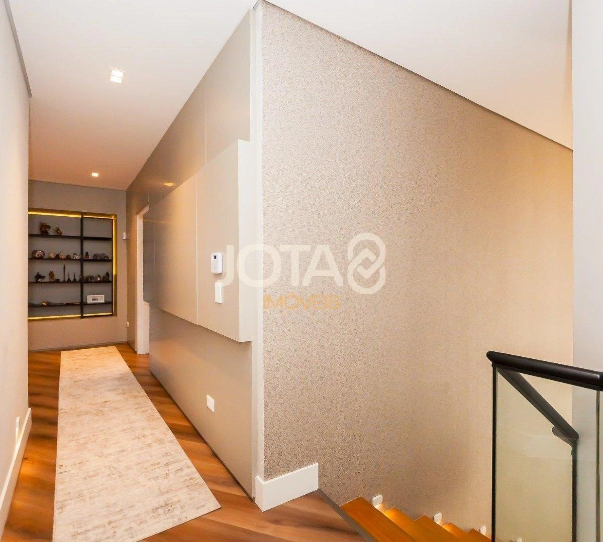 Floor-to-ceiling windows in a 4-bedroom house, 305 m² — photo 21