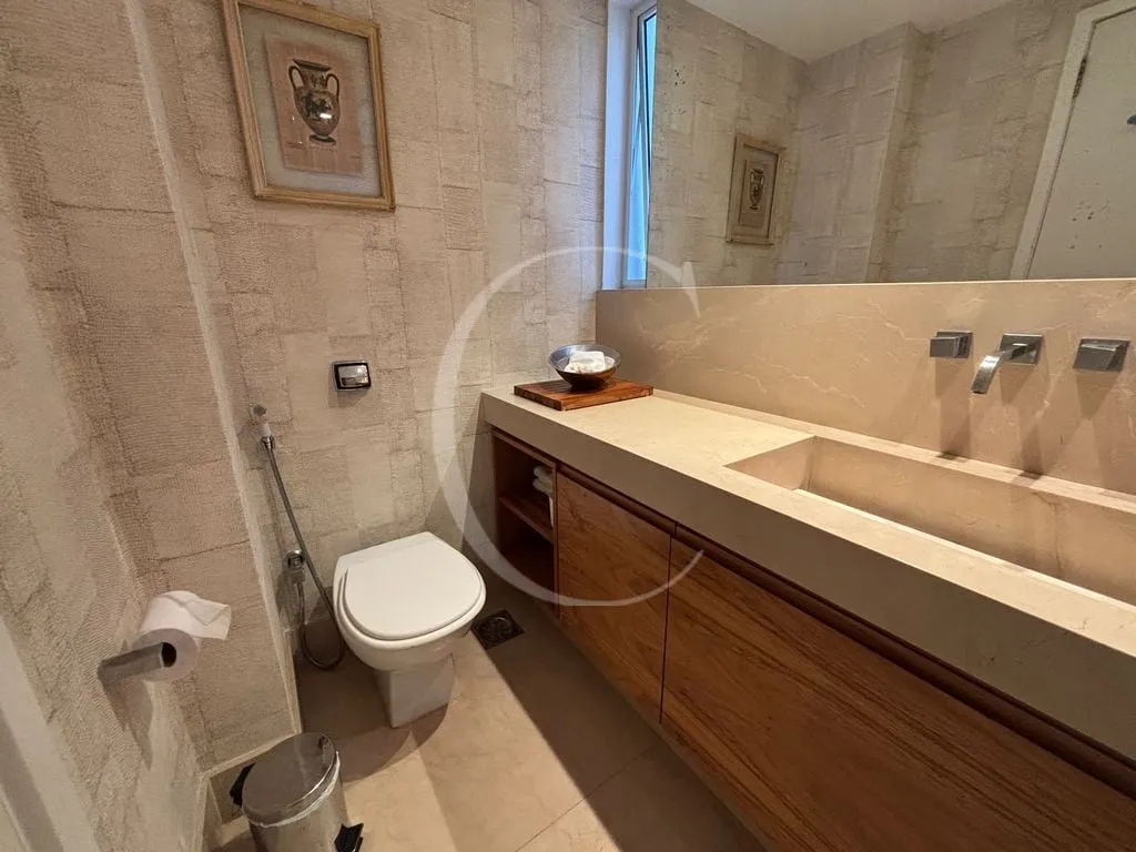 Bathtub in a 3-bedroom apartment, 127 m² — photo 19