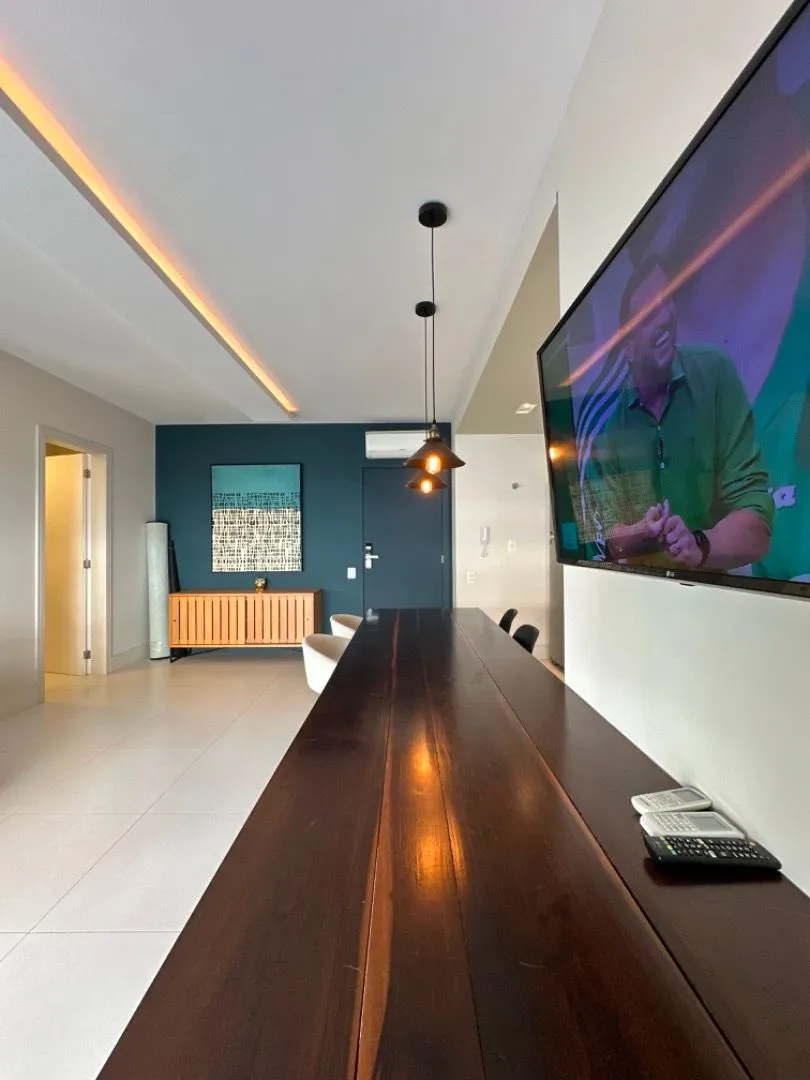 Studio mobiliado com 1 dormitório e varanda de vidro