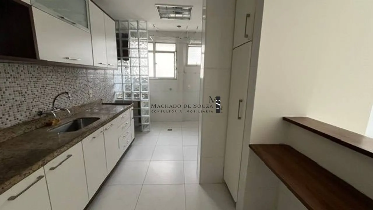 Walk-in closet in a 2-bedroom apartment, 75 m² — photo 4