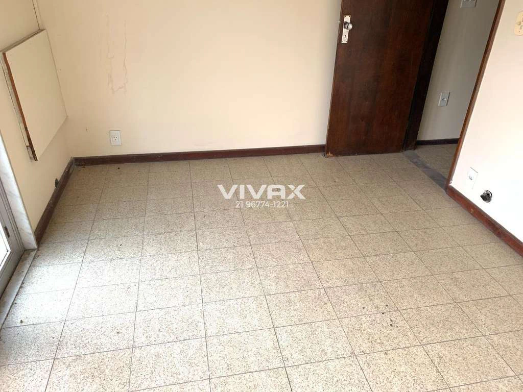 Unfurnished house with built-in wardrobes and 5 bedrooms — photo 15