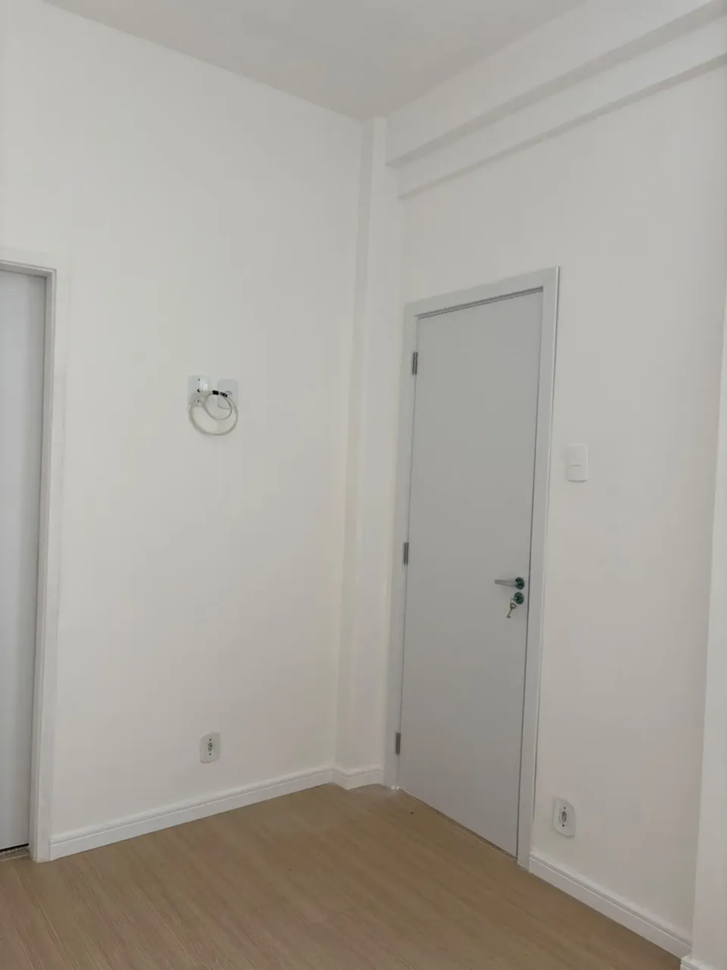 Wood or laminate floors in a one-bedroom apartment, 37 m² — photo 34