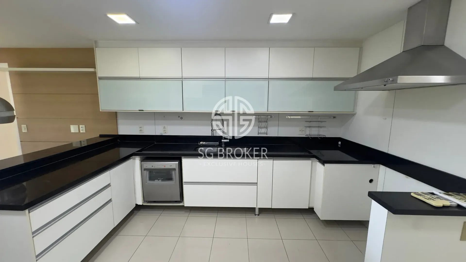 Apartamento com cozinha integrada e 4 dormitórios — photo 14