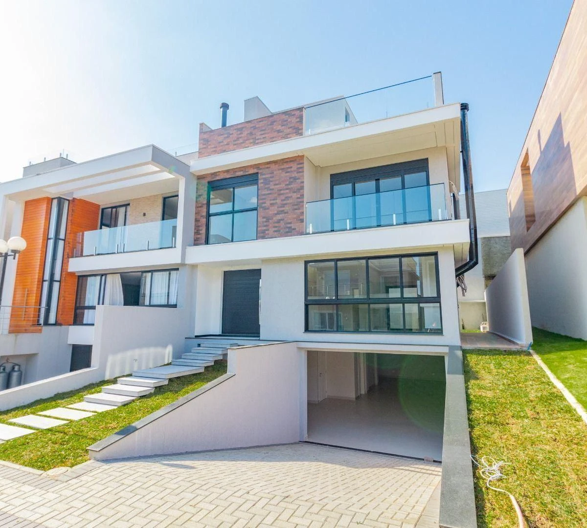 Modern house with 4 en-suite bedrooms and 6 parking spots — photo 6