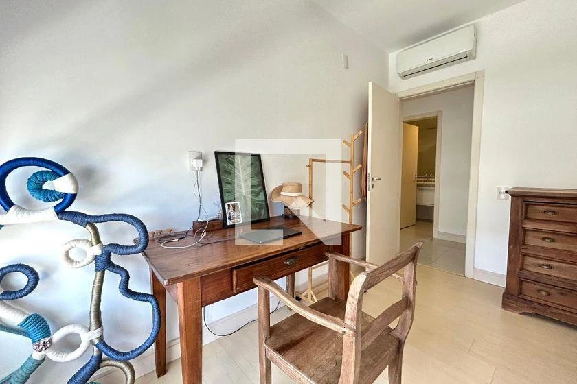 Furnished apartment, 196 m², with a glass-enclosed balcony — photo 32