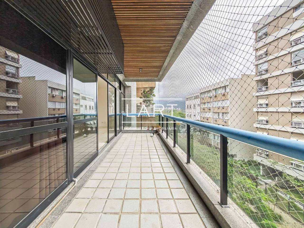 Floor-to-ceiling windows in a 3-bedroom apartment, 125 m² — photo 4