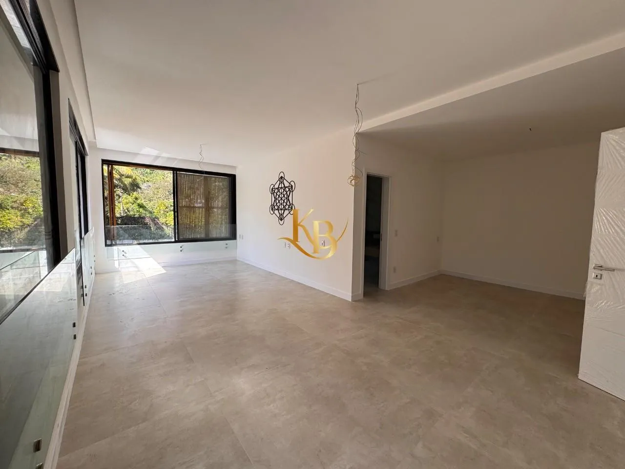 Casa com 5 quartos e área de piscina ao ar livre — photo 28