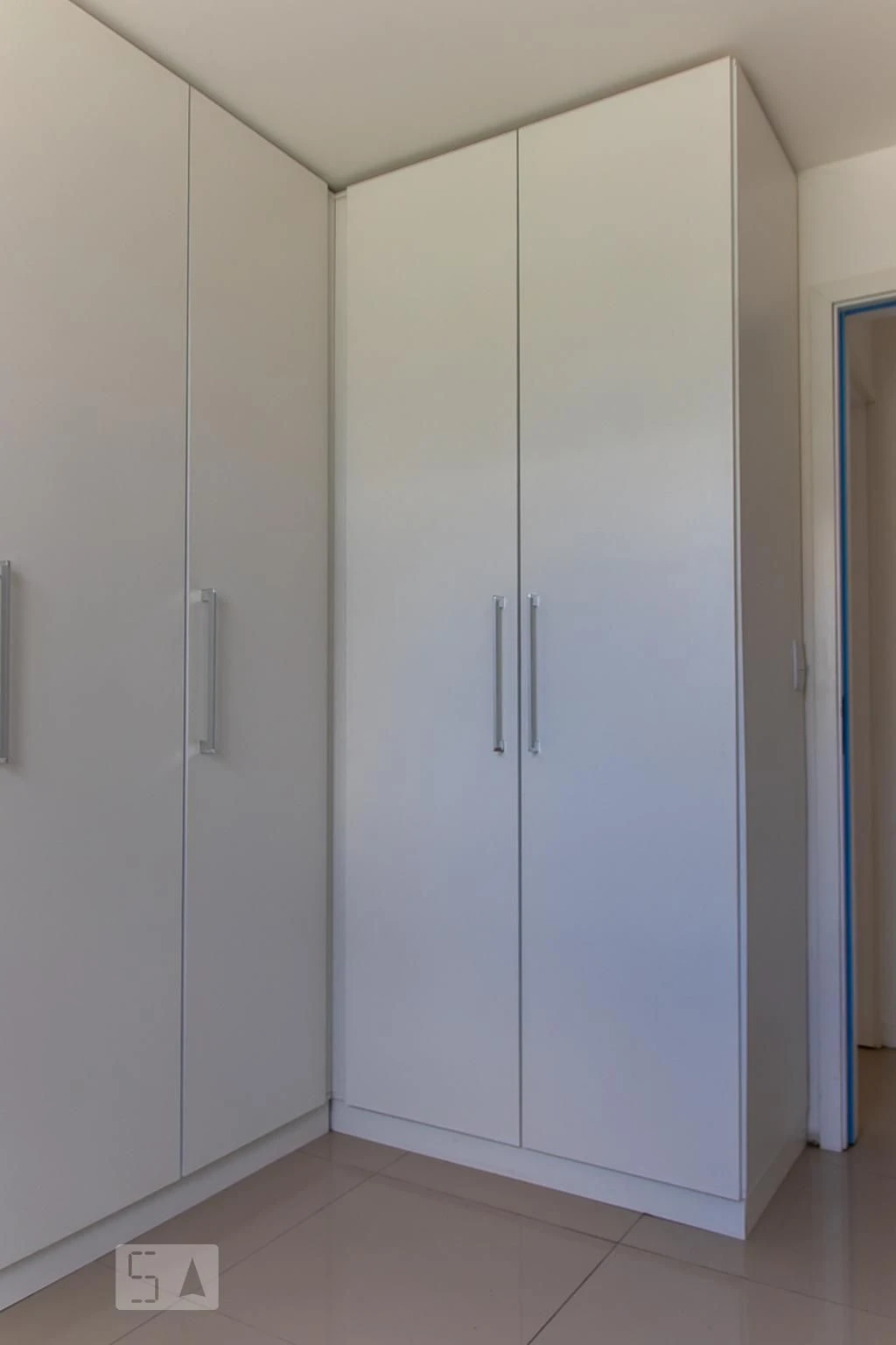 Unfurnished 3-bedroom apartment with en-suite baths — photo 6