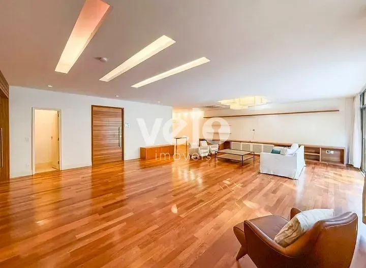 260 m² apartment with 3 bedrooms and 4 bathrooms