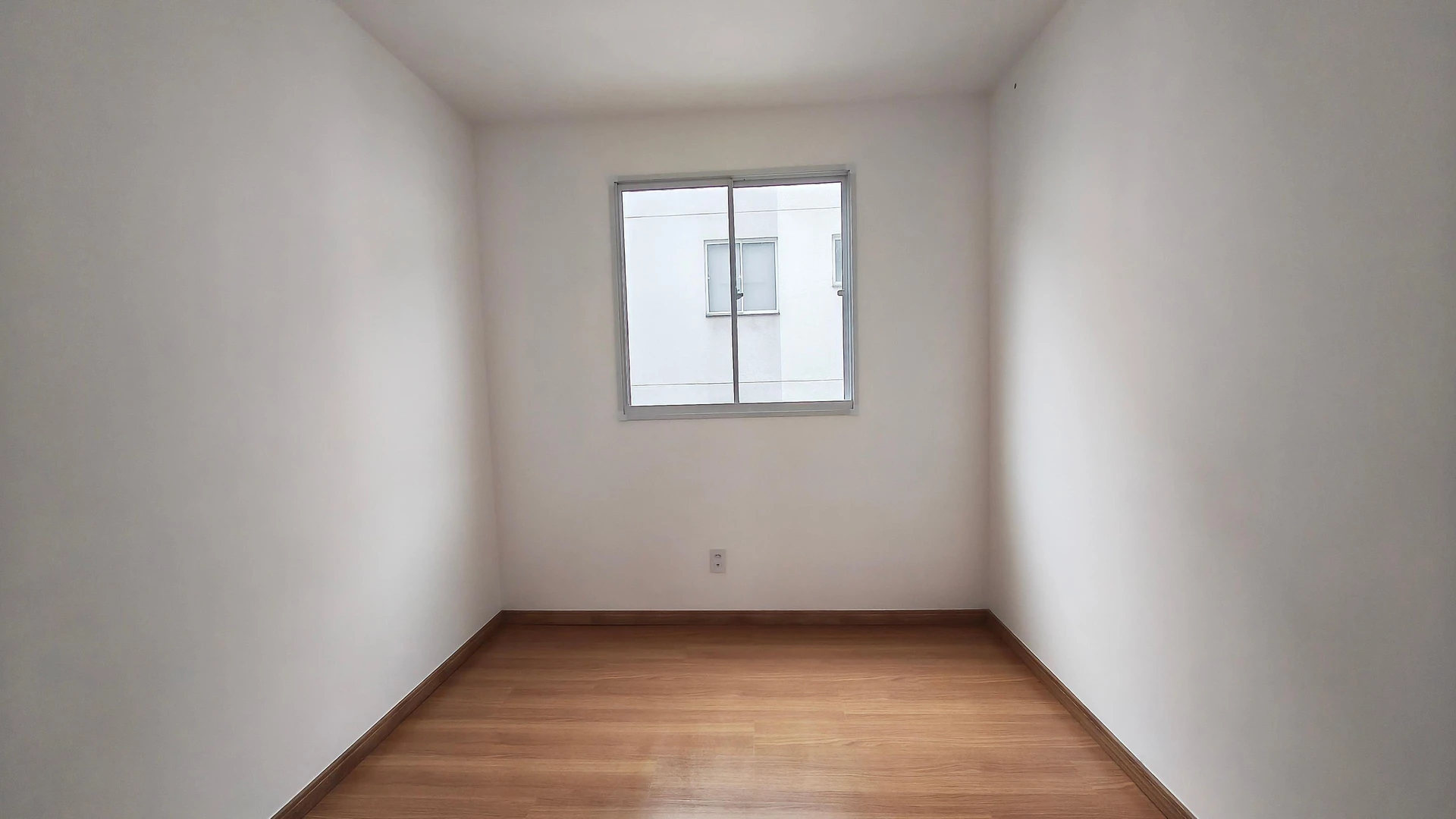 2-bedroom apartment with wood or laminate floors — photo 4