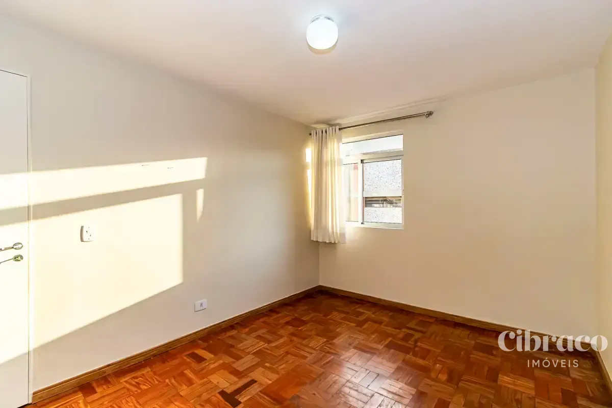 Apartamento de aluguel com 2 quartos e piso de madeira — photo 26