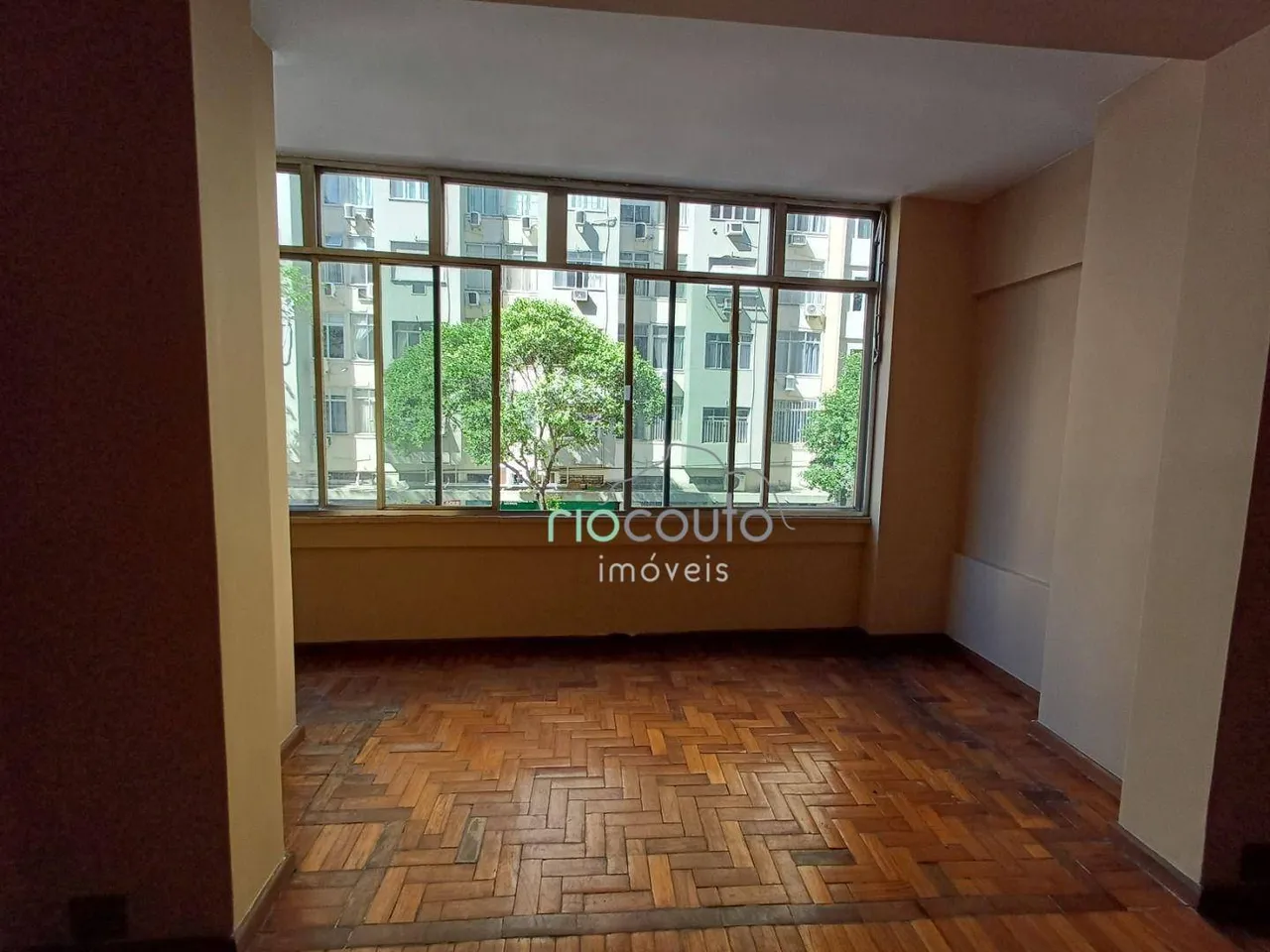 Apartamento com 3 dormitórios e piso de madeira — photo 2