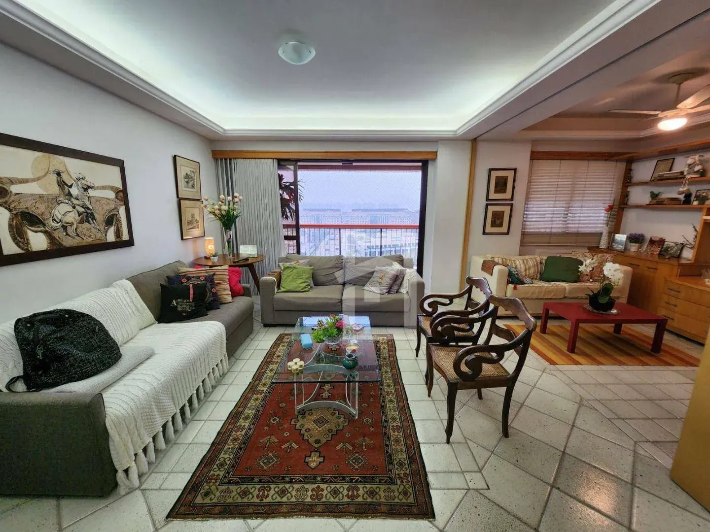Apartamento mobiliado com 3 quartos e 4 banheiros