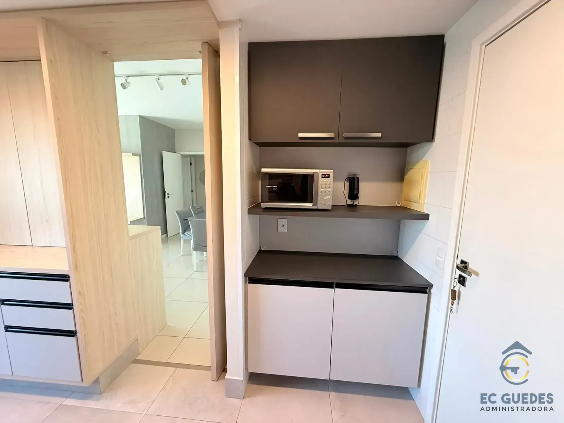 Furnished 3-bedroom apartment with glassed balcony — photo 13