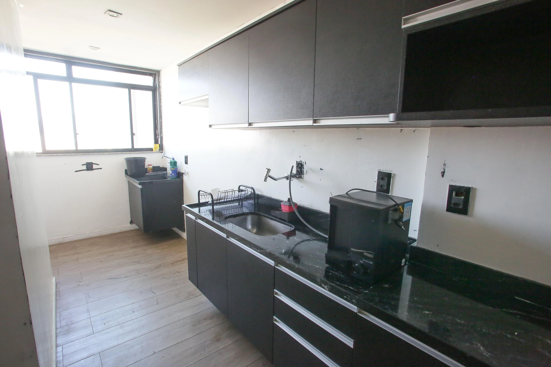 3-bedroom apartment with a balcony and 1 parking space — photo 25